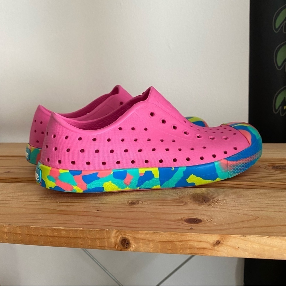 Native Shock Pink Marbled Jefferson Waterproof Shoes 3 - Picture 8 of 13